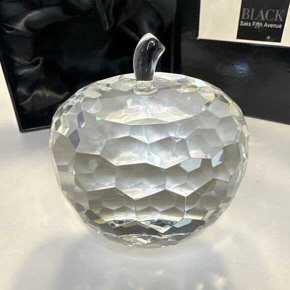 Saks Fifth Avenue Faceted Crystal Apple Paperweight Signed Vintage Teacher Gift - Picture 4 of 10
